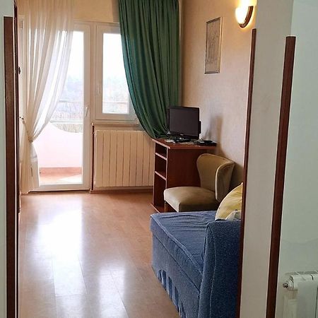 Apartments And Rooms Laura Пазин Екстериор снимка