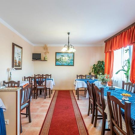 Apartments And Rooms Laura Пазин Екстериор снимка