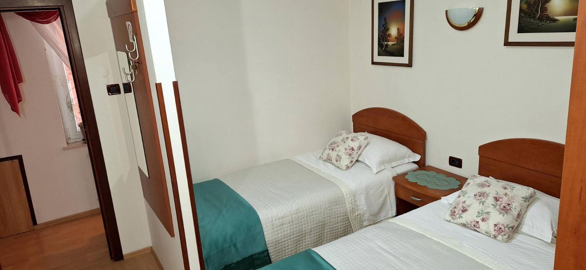 Apartments And Rooms Laura Пазин Екстериор снимка