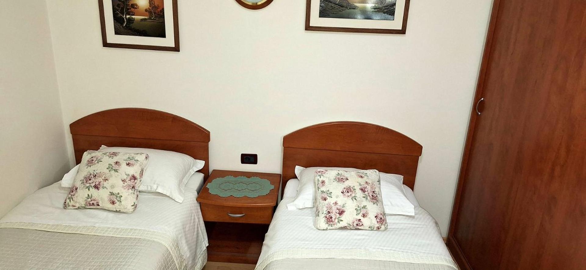 Apartments And Rooms Laura Пазин Екстериор снимка