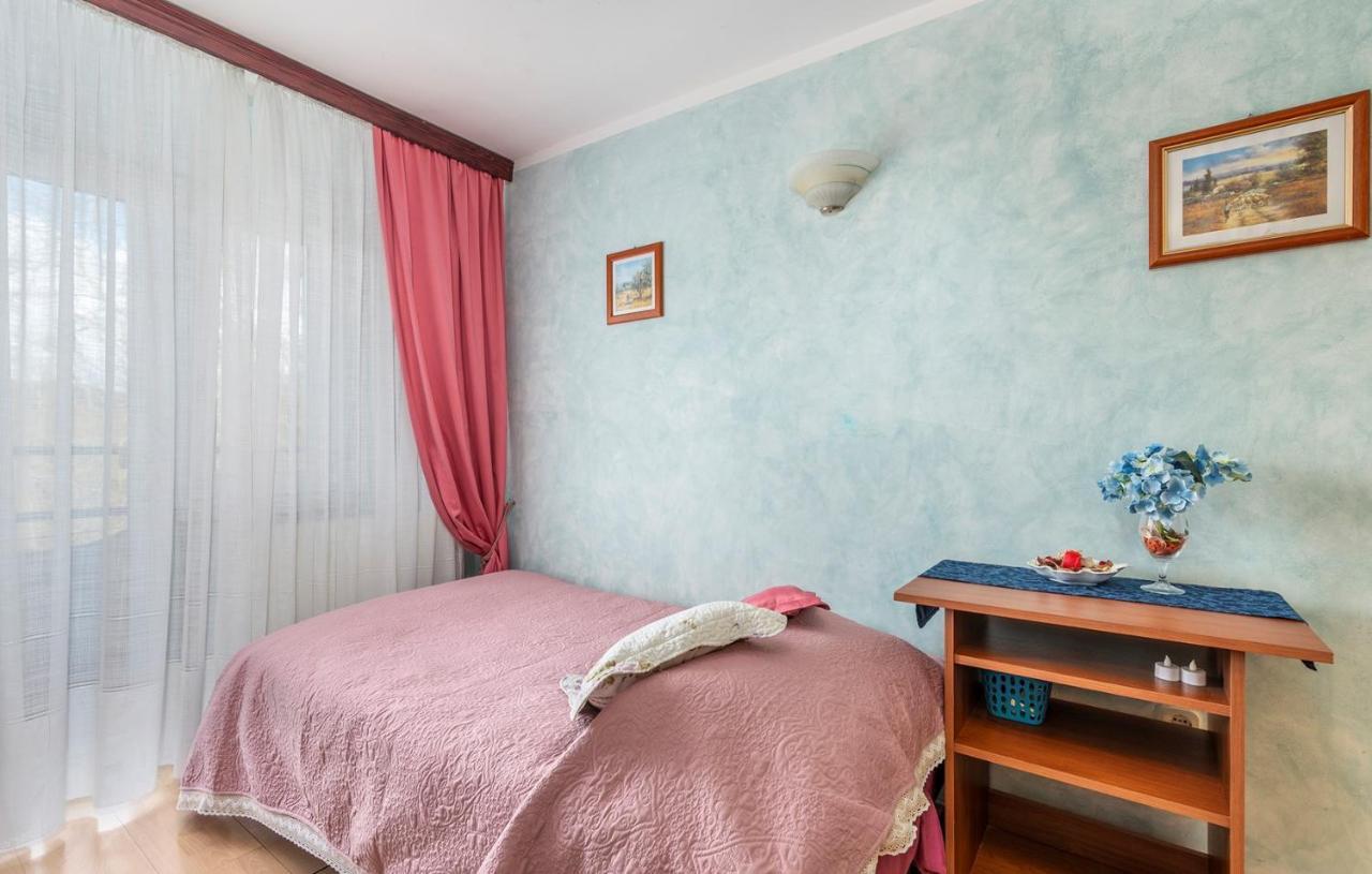 Apartments And Rooms Laura Пазин Екстериор снимка