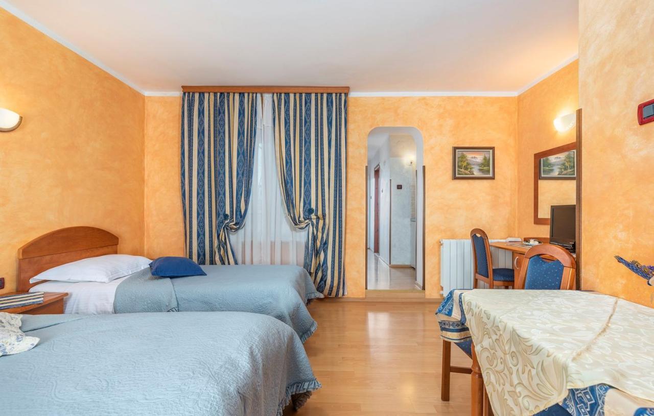 Apartments And Rooms Laura Пазин Екстериор снимка