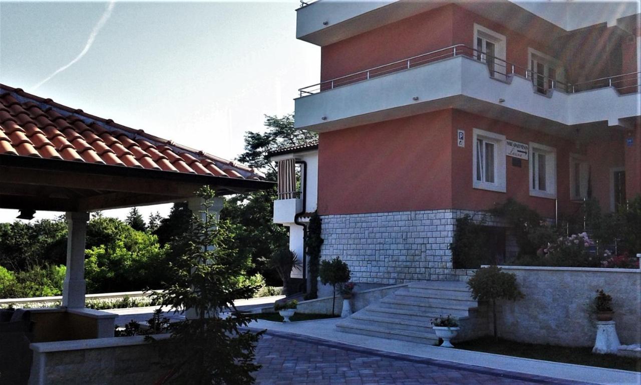 Apartments And Rooms Laura Пазин Екстериор снимка