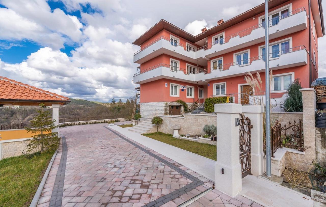Apartments And Rooms Laura Пазин Екстериор снимка