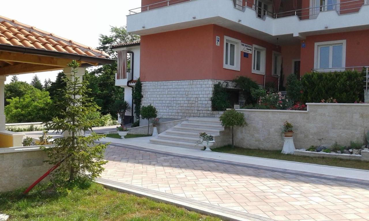 Apartments And Rooms Laura Пазин Екстериор снимка
