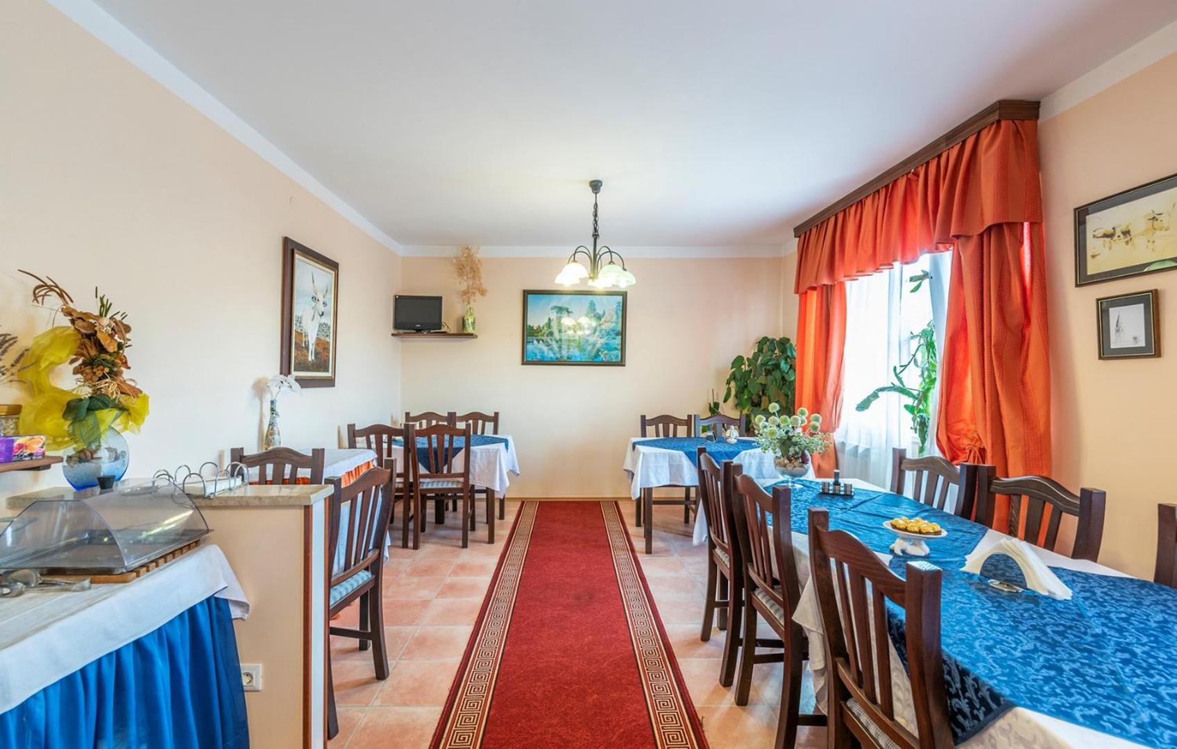 Apartments And Rooms Laura Пазин Екстериор снимка