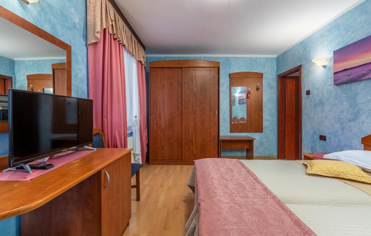 Apartments And Rooms Laura Пазин Екстериор снимка