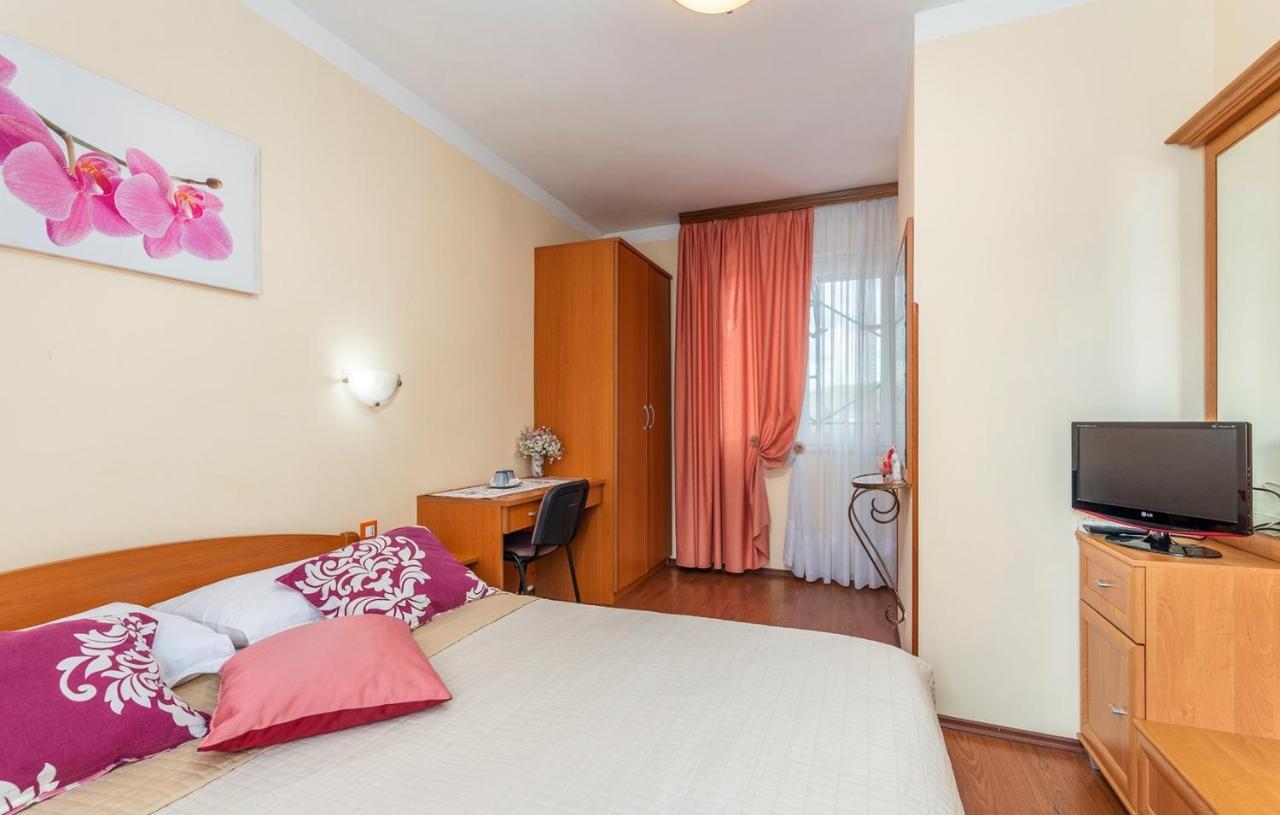 Apartments And Rooms Laura Пазин Екстериор снимка