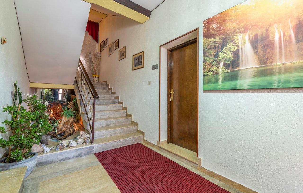 Apartments And Rooms Laura Пазин Екстериор снимка