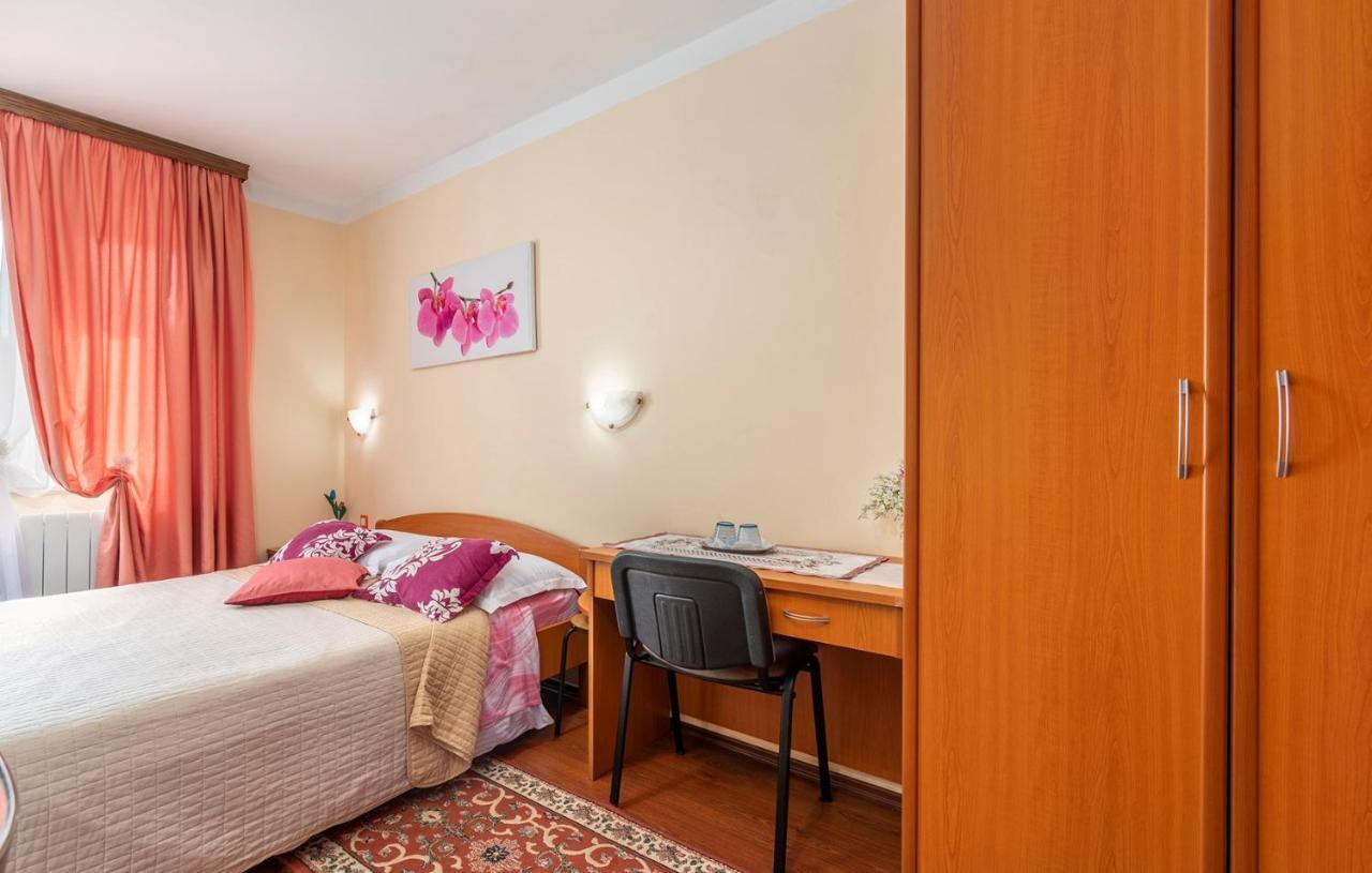 Apartments And Rooms Laura Пазин Екстериор снимка