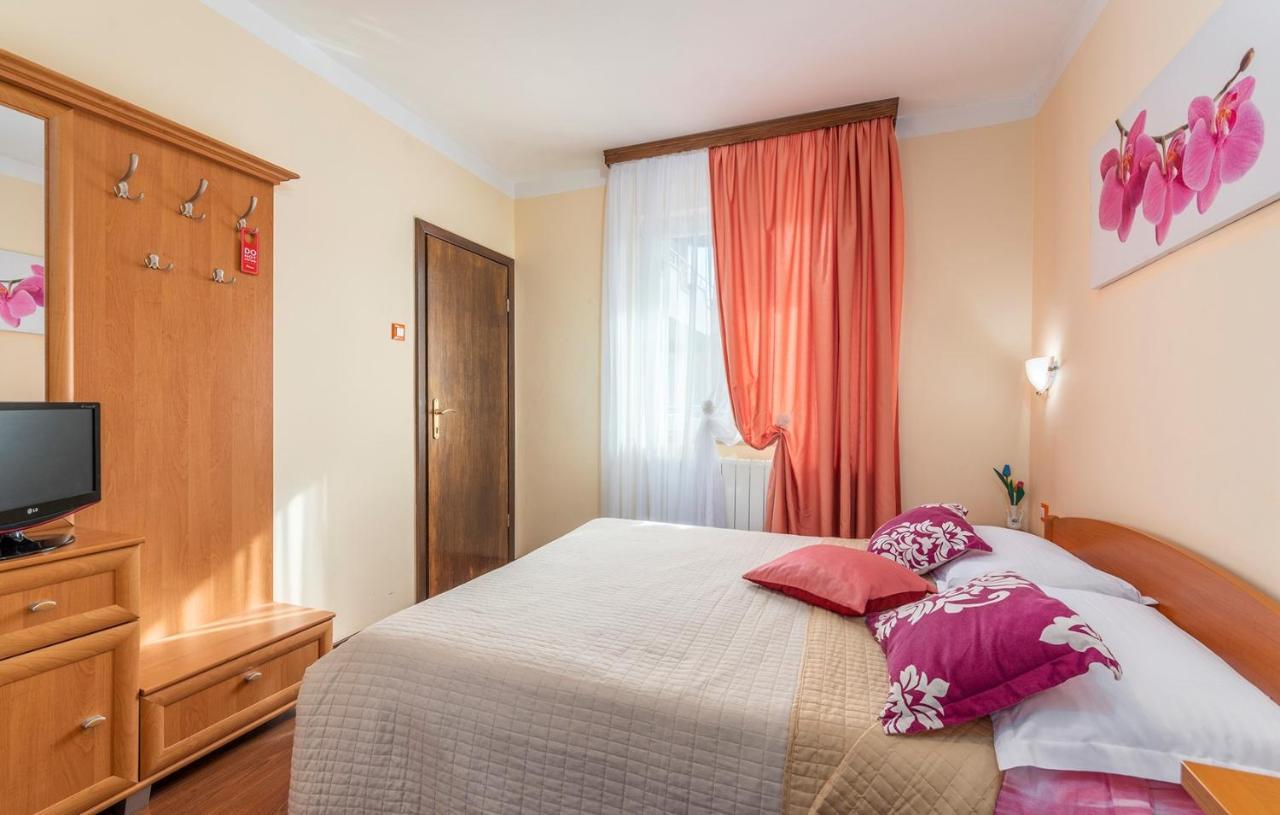 Apartments And Rooms Laura Пазин Екстериор снимка