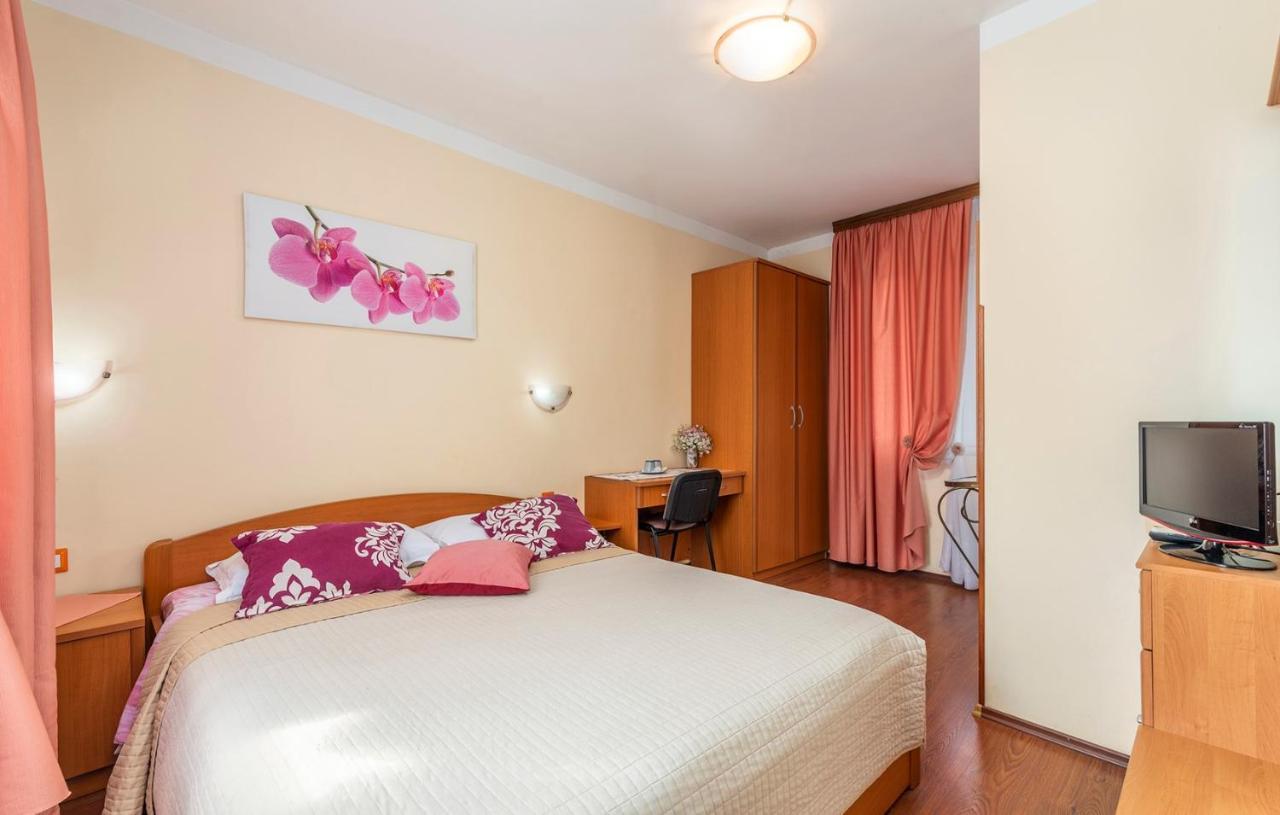 Apartments And Rooms Laura Пазин Екстериор снимка