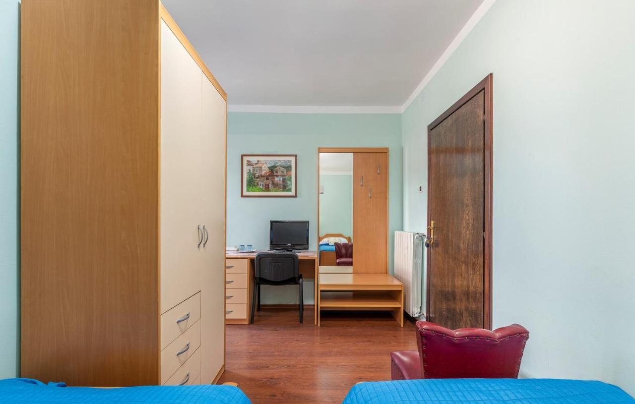 Apartments And Rooms Laura Пазин Екстериор снимка